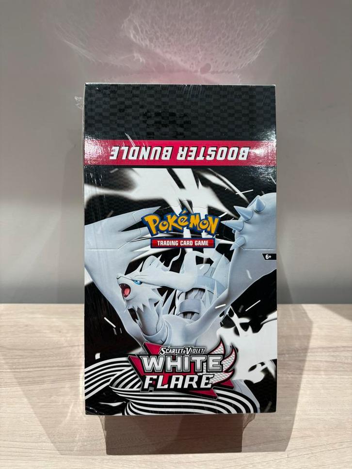 White Flare Booster Bundle Display (Sealed) 10x bundle, Hobby en Vrije tijd, Verzamelkaartspellen | Pokémon, Nieuw, Booster, Ophalen of Verzenden