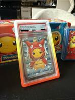 Poncho Pikachu Magikarp PSA10 #150/XY-P - Inclusief Extra’s, Ophalen of Verzenden, Zo goed als nieuw, Losse kaart, Foil