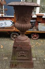 Antieke gietijzeren tuinvaas op voet versierd met engelen, Verzenden, Zo goed als nieuw