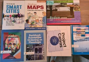 Studieboeken geo media en design beschikbaar voor biedingen