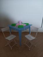 Barbie eettafel 2 klapstoeltjes en barbie servies, Ophalen of Verzenden, Zo goed als nieuw