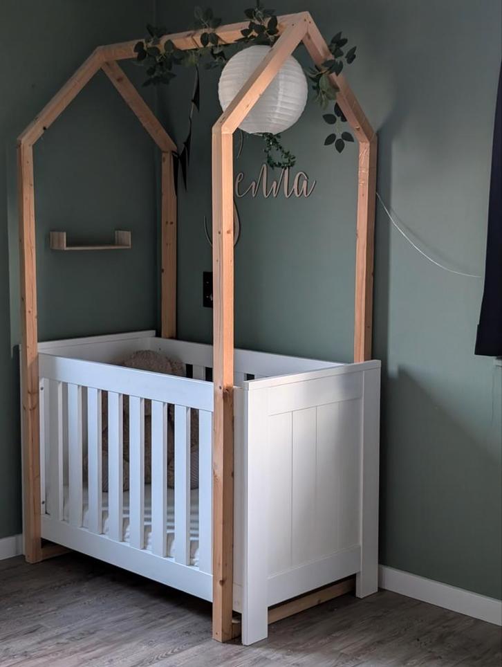Ledikant wit met houten ombouw in de vorm van een huisje, Kinderen en Baby's, Babywiegjes en Ledikanten, Zo goed als nieuw, Ledikant