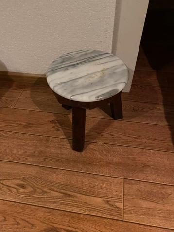 Houten krukje met marmeren blad beschikbaar voor biedingen