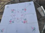 Vintage hand geborduurd tafelkleedje