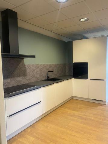 Keuken hoekopstelling greeploos en apparatuur beschikbaar voor biedingen