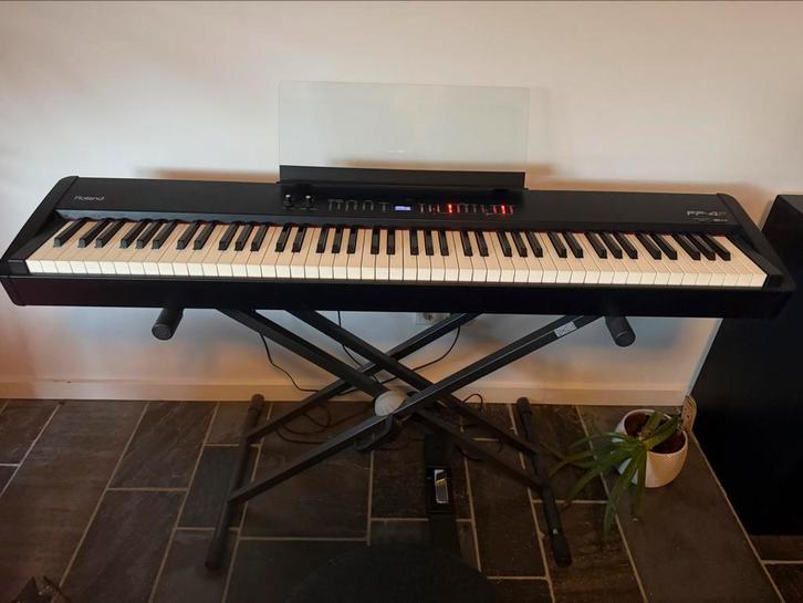 Roland FP-4F digitale piano inclusief statief en pedaal, Muziek en Instrumenten, Piano's, Zo goed als nieuw, Piano, Zwart, Digitaal