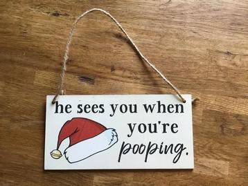 Grappig kerstbordje  - Hij ziet je! 20 x 10 cm. beschikbaar voor biedingen