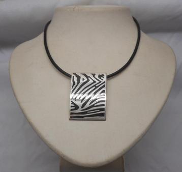 Zilveren hanger aan leren koord met zilveren slotje nr.1613 beschikbaar voor biedingen