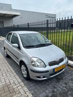 Toyota Yaris 1.3 16V Vvti 5DR Linea Terra 2003 Grijs, Auto's, Voorwielaandrijving, 880 kg, 4 cilinders, 400 kg