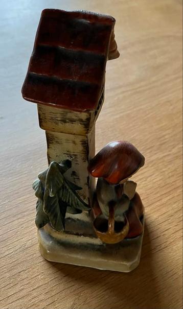 Vintage meisje bij huisje beeldje beschikbaar voor biedingen