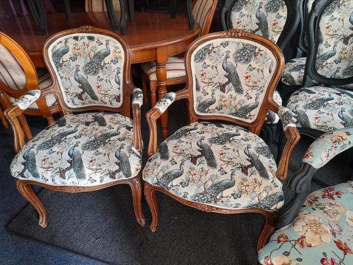 2 x dezelfde noten dames fauteuils opnieuw gestoffeerd 185ps, Huis en Inrichting, Fauteuils, Zo goed als nieuw, 75 tot 100 cm