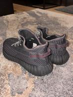 Yeezy Boost 350 V2 maat 44, Kleding | Heren, Schoenen, Ophalen of Verzenden, Zo goed als nieuw, Zwart, Sneakers of Gympen