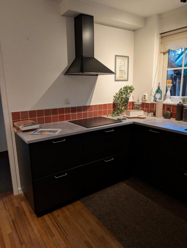 Zwarte Hoekkeuken met kunststof blad., Huis en Inrichting, Keuken | Complete keukens, Zo goed als nieuw, Hoekkeuken, Zwart, Composiet