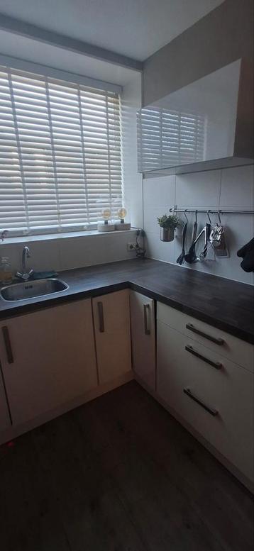 Keuken incl. gasfornuis, oven, afzuigkap, wasbak en kraan beschikbaar voor biedingen