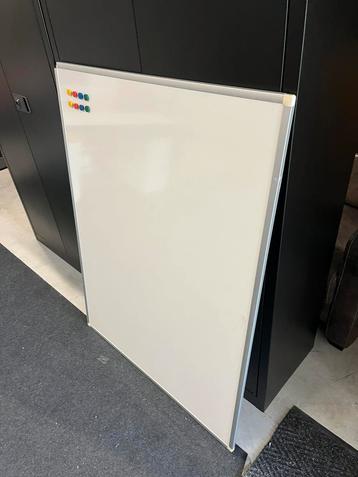 Whiteboard 120x90, mist een hoekje beschikbaar voor biedingen