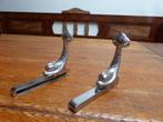 2 metalen houders voor een plankje, koi karper dolfijn