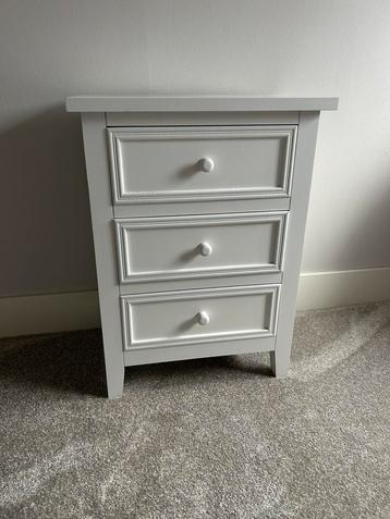 Witte ladekast beschikbaar voor biedingen