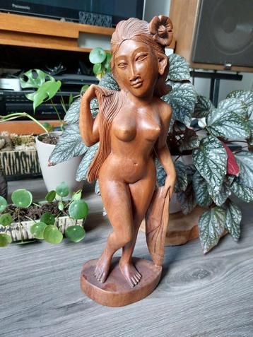 Houten Beeld Vrouw met Doek ca 40cm hoog beschikbaar voor biedingen