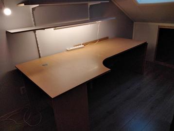 Groot grenen fineer bureau bestaande uit twee delen.