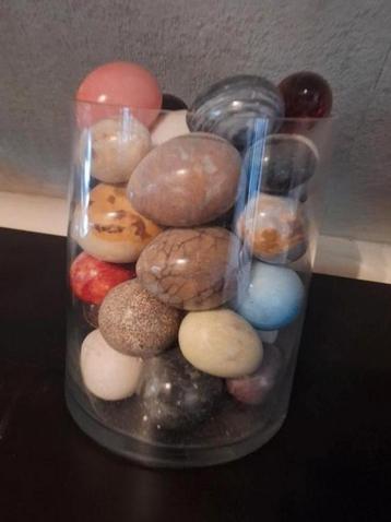 Stenen eieren incl glazen vaas beschikbaar voor biedingen