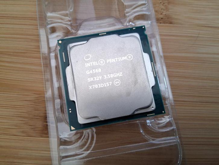 Intel Pentium G4560 CPU + Intel Koeler, Computers en Software, Processors, Gebruikt, 2-core, 3 tot 4 Ghz, Ophalen of Verzenden