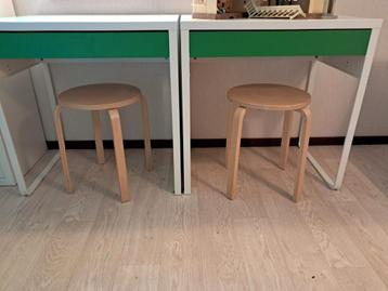 2 kinderbureautjes met krukjes  beschikbaar voor biedingen