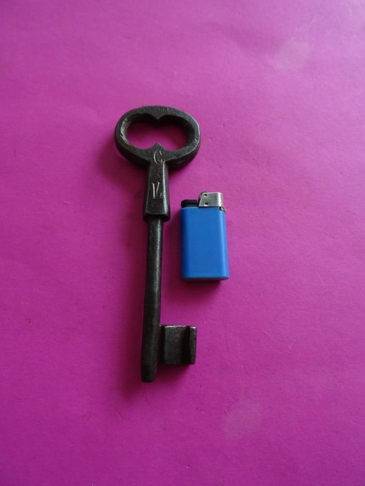 GROTE ANTIEKE SLEUTEL MET INITIAAL SLEUTELS SLOT SLOTEN, Antiek en Kunst, Curiosa en Brocante, Ophalen of Verzenden