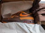 Nike Air Max 1 King’s Day maat 42.5, Kleding | Heren, Schoenen, Nike air max, Bruin, Nieuw, Ophalen of Verzenden