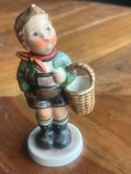 Hummel Goebel beeldje jongen met mand., Verzamelen, Ophalen of Verzenden, Gebruikt, Hummel