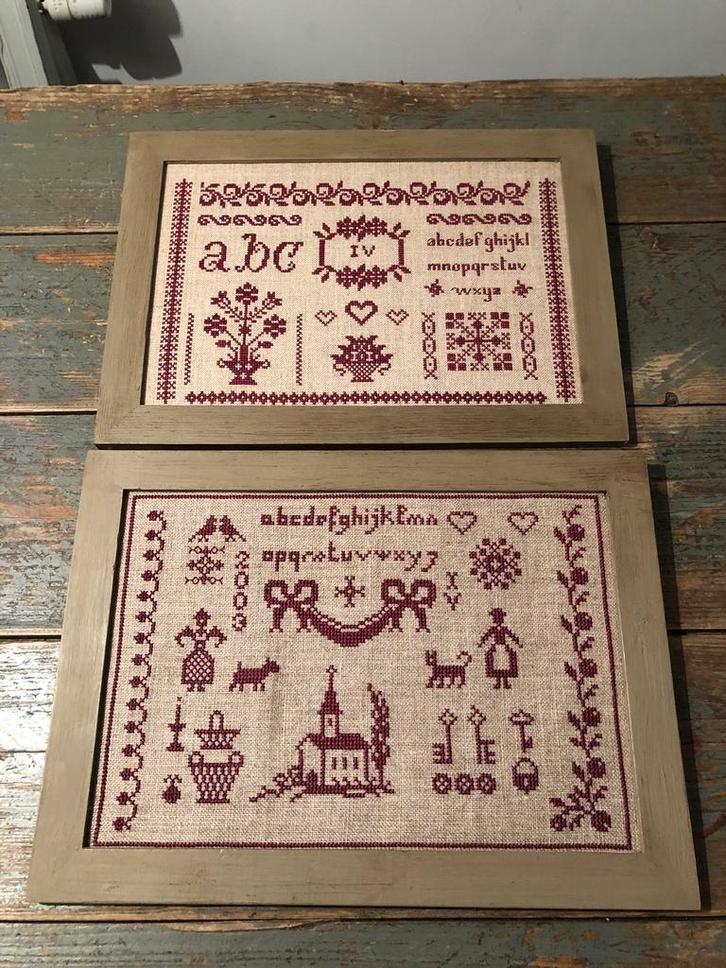 BORDUURWERK MERKLAP ALFABET 2 STUKS ROOD FRANS, Antiek en Kunst, Antiek | Kleden en Textiel, Ophalen of Verzenden