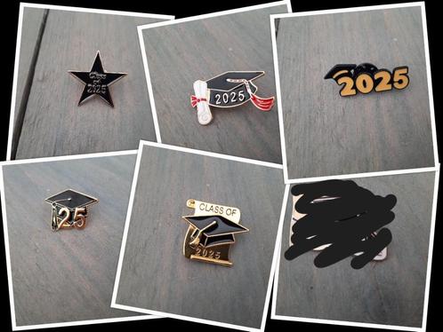 5 mooie geslaagd voor examen 2025 pins te koop, Verzamelen, Speldjes, Pins en Buttons, Nieuw, Speldje of Pin, Overige onderwerpen