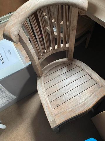 Set van 2 houten stoelen beschikbaar voor biedingen