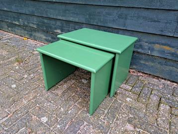Sets twee vintage prachtige oude tafeltje in het groen, beschikbaar voor biedingen