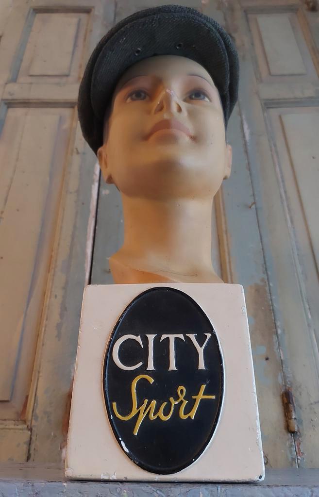 Orgineel oud reclame beeld met orgineel bbh petje City sport, Verzamelen, Merken en Reclamevoorwerpen, Gebruikt, Overige typen