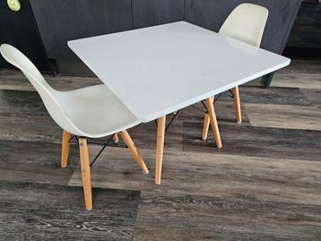 Kindertafel en 2 stoelen design beschikbaar voor biedingen