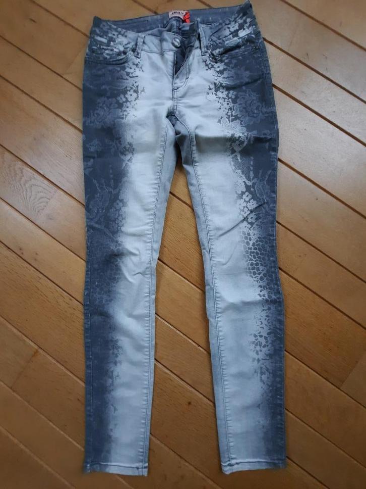 ONLY broek grijs overlopend maat 29 x 32, Kleding | Dames, Broeken en Pantalons, Zo goed als nieuw, Maat 38/40 (M), Grijs, Lang