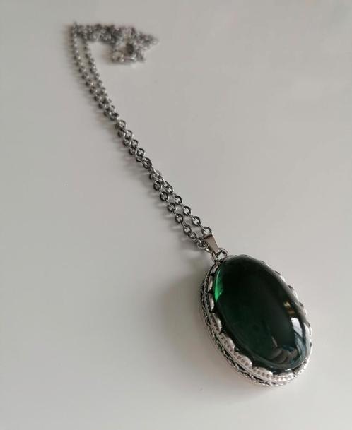 Nieuwe ketting met ovale hanger groen glas, Sieraden, Tassen en Uiterlijk, Kettingen, Nieuw, Overige materialen, Groen, Met hanger