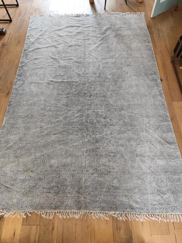 Groot grijs tapijt met patroon | 200x300 cm beschikbaar voor biedingen