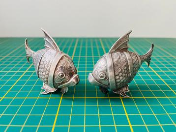 Antiek sterling zilver peper- en zoutstel in vorm van vissen beschikbaar voor biedingen