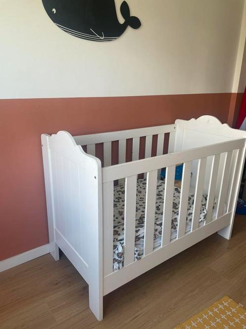 Stevig kinderbedje van massief hout, Kinderen en Baby's, Kinderkamer | Complete kinderkamers, Gebruikt, Jongetje of Meisje, Ophalen