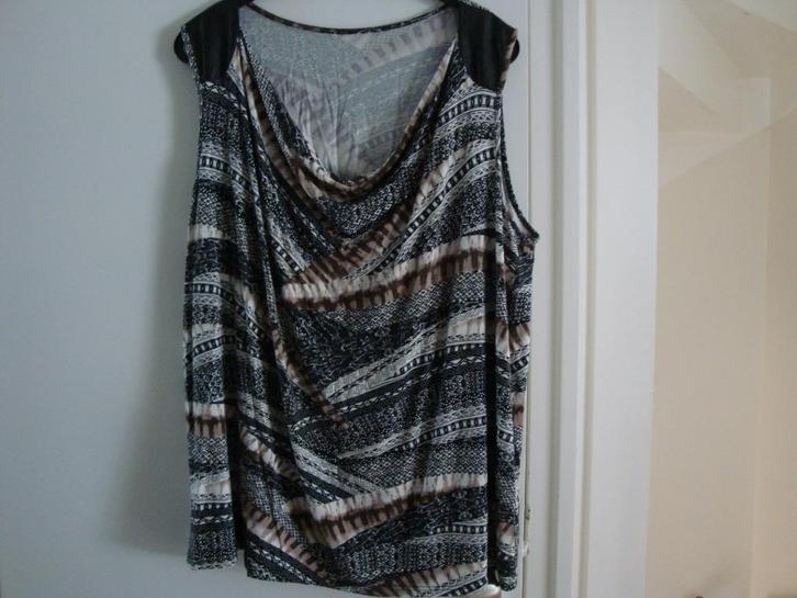 Top met print en vegan leren inzet. Maat 52., Kleding | Dames, Grote Maten, Zo goed als nieuw, Shirt of Top, Overige kleuren, Ophalen of Verzenden