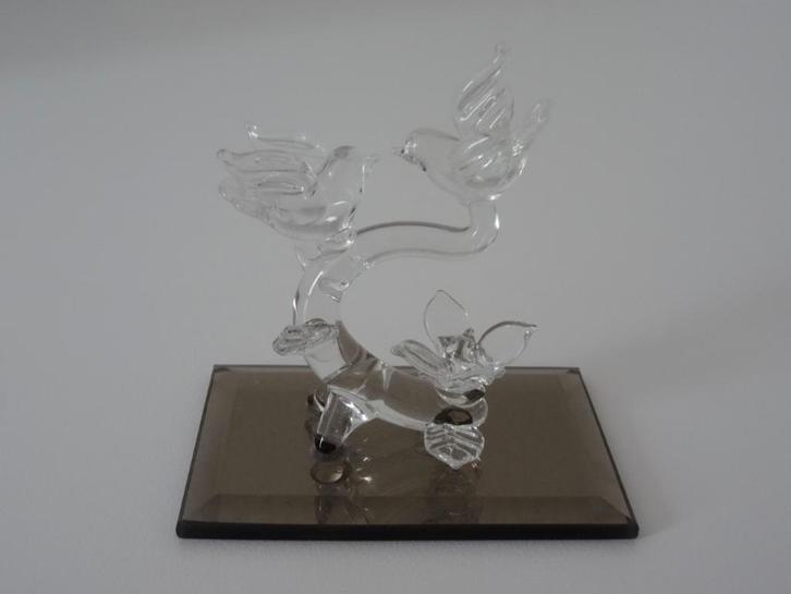 Glazen beeldje 2 vogeltjes op tak op spiegeltje van rookglas, Antiek en Kunst, Antiek | Glas en Kristal, Ophalen of Verzenden