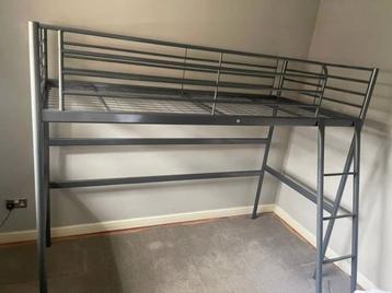 Ikea Svarta hoogslaper met bureau beschikbaar voor biedingen