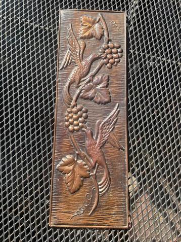 Koperen relief wandbord met vogels beschikbaar voor biedingen