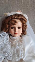 Mooie porseleine bruidspop
46 cm hoog
merkteken in de nek, Ophalen of Verzenden, Barbie