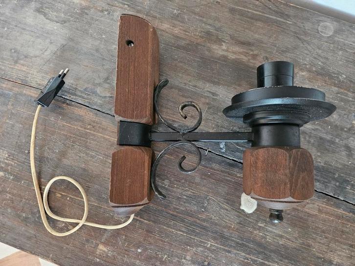 Vintage wandlamp hout & smeedijzer – rustieke stijl, Antiek en Kunst, Antiek | Lampen, Ophalen of Verzenden