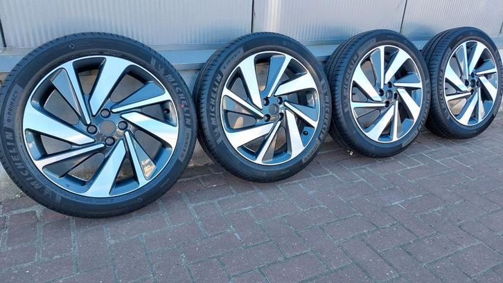 NIEUWE Aygo X bi-color velgen 175/60/18 Michelin zomerbanden, Auto-onderdelen, Banden en Velgen, Banden en Velgen, Zomerbanden