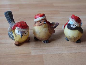 3 vogeltjes met kerstmuts beschikbaar voor biedingen