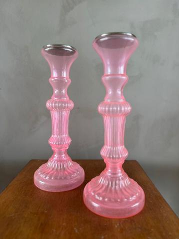 Neon roze glazen kandelaren 2 stuks beschikbaar voor biedingen