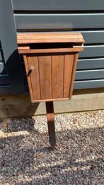 Een zelf gemaakt houten brievenbus aan paal, Tuin en Terras, Brievenbussen, Ophalen, Zo goed als nieuw, Hout, Staande brievenbus